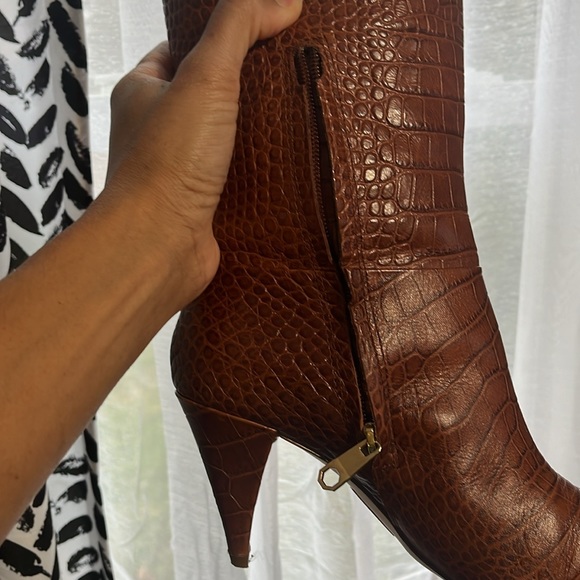 Gently used Louise eat Cie boots. Size 8 Genuine leather upper. Man made sole. - Picture 4 of 6